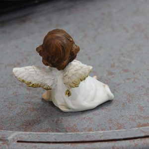 Fehér és arany színű ülő angyalszobor 5cm