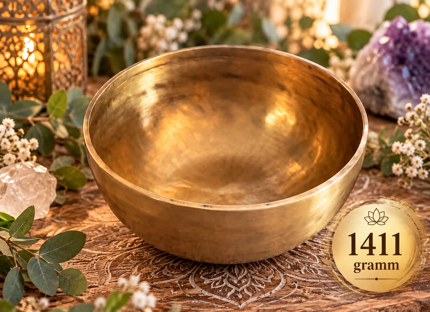 1411 grammos nagy tibeti hangtál aranyszínű, finoman megmunkált felülettel, díszes faragott faalátéten, ametisztkristállyal, hegyikristállyal és virágokkal.