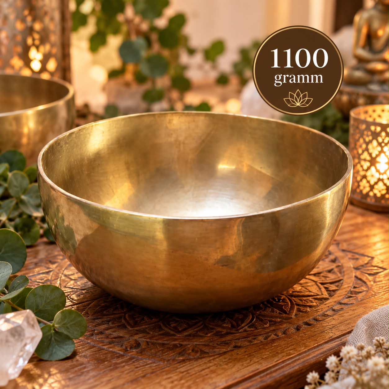 Aranyszínű tibeti hangtál 1100 grammos súllyal, meditációhoz, relaxációhoz és hangtálterápiához.